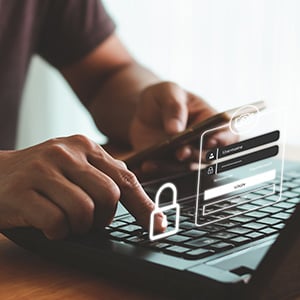 300x300 Cyber- man achter laptop met inlogicoontjes -shutterstock_2118942314