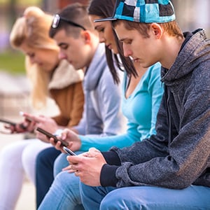 300x300 Cyber_LVB_jongeren met telefoon_shutterstock_267444602