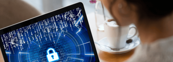 vrouw met laptop beveiliging slot